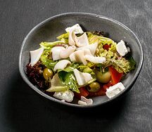 Командорский кальмар с брынзой и свежими овощами