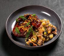 Цыпленок в соусе Хойсин с беконом, жареным картофелем и черносливом