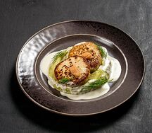 Котлеты щучьи с картофельным кремом песто и соусом с голубым сыром