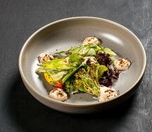 Печёная свёкла с маринованной грушей и сливочным сыром