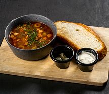 Солянка со сметаной и фермерским хлебом