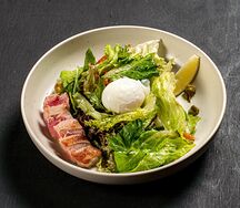 Обжаренный на гриле тунец с овощами и соусом тоннато