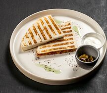 Кесадилья с цыплёнком, овощами и пряным соусом