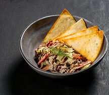 Мясной салат с пшеничной лепёшкой и горчичной заправкой