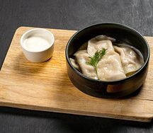 Вареники с картофелем и вялеными томатами со сметаной