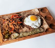 Бифштекс с яйцом и лапшой соба