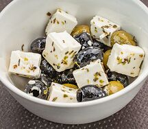 Оливки и маслины с фетой