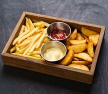 Картофель по-деревенски и фри с соусом