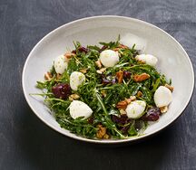 Печеная свекла со страчателлой, рукколой и орехом пекан