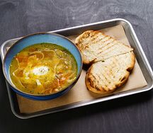 Куриный суп с феттуччине и яйцом