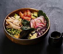 Боул с киноа и копченым куриным бедром