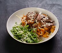 Паста со стейком, вялеными томатами и руколой