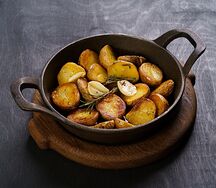 Картофель мини с чесноком и размарином