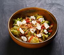 Салат с подкопчённым куриным бедром и цитрусовой заправкой