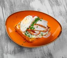 Вафли с индейкой и яйцом пашот