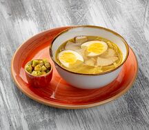 Куриный бульон с лапшой и яйцом