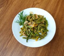 Фасоль стручковая с грибами и луком
