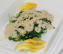 Салат Чука с ореховым соусом