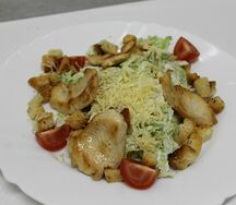 Салат Цезарь с курицей