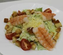 Салат Цезарь с тигровыми креветками