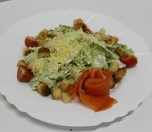 Салат Цезарь с семгой