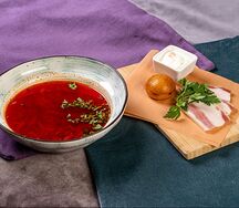 Борщ с салом и пампушкой