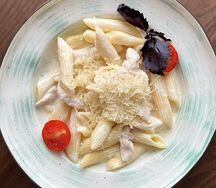 Паста в сливочном соусе с курицей