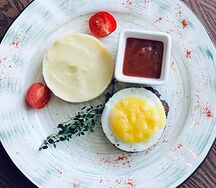 Бифштекс говяжий с яйцом и картофельным пюре 