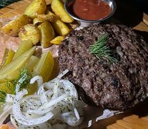 Бифштекс из лосятины с бочковыми огурцами