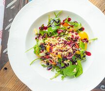 Салат из свежих овощей с маслом и проростками зерна