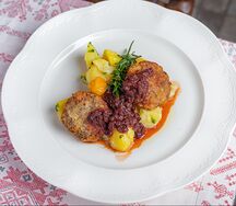Котлеты из дичи с картофелем и ягодным взваром