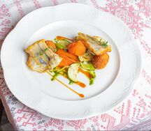 Жареный судак с печеными овощами