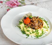 Бефстроганов с лесными грибами и пюре 