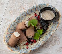 Рулетики из языка с начинкой из сыра и орехов