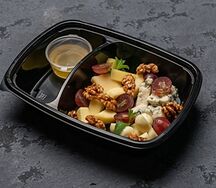 Ассорти из сыров с медом и орехами