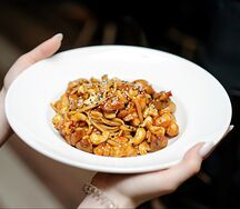 Удон терияки с курицей, шампиньонами и кешью
