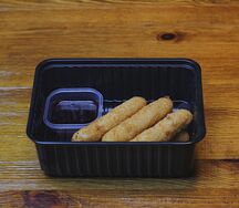 Сырные палочки с брусничным соусом