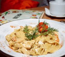 Паста с филе цыпленка и соусом песто