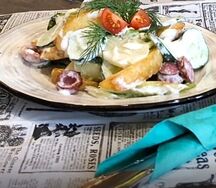 Теплый салат с колбасками