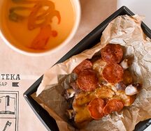 Гороховый крем-суп с томлеными свиными ребрами и Чоризо