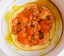 Креветки с картофелем алиго и икрой из баклажан