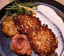 Драники с сёмгой и копченой сметаной