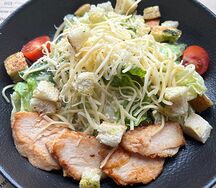 Салат Цезарь с цыпленком