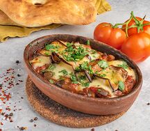 Рулетики из баклажана с сыром сулугуни, запечённые в кеци