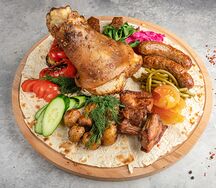 Мясное ассорти со cвинoй рулькой