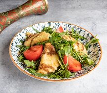 Теплый салат с жареным сыром сулугуни