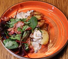 Тёплый салат с картофелем, сливочными вешенками и беконом