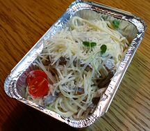Паста с говядиной, луком и вешенками