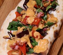 С миксом салатов, печёным перцем, беконом и пармезаном