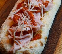 С ветчиной, перцем, томатным соусом и пармезаном